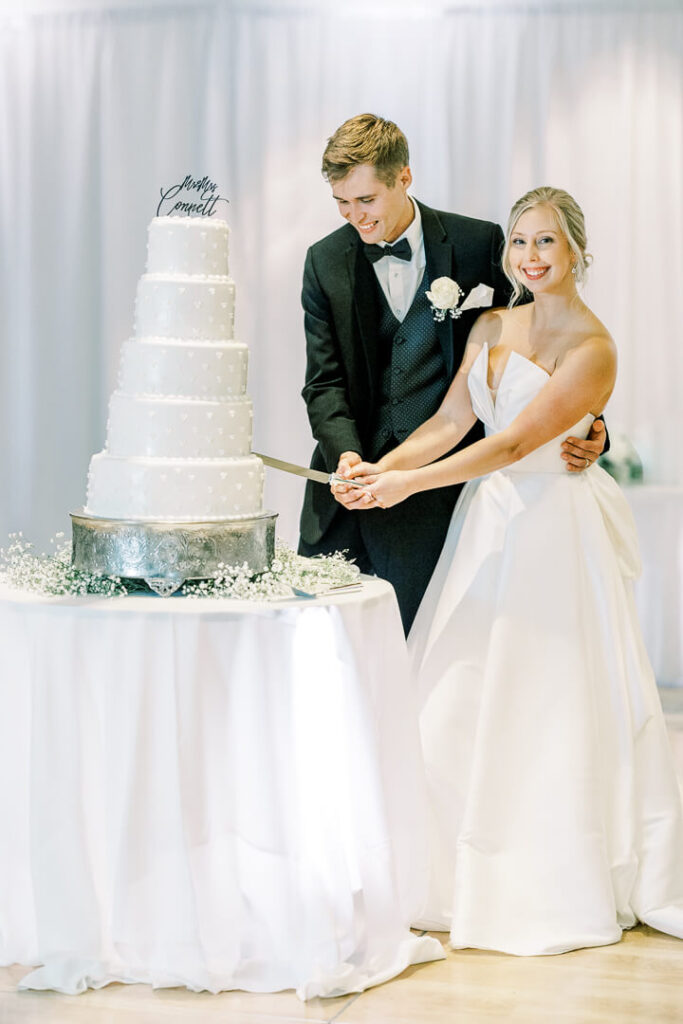 H Hotel Wedding cake cutting