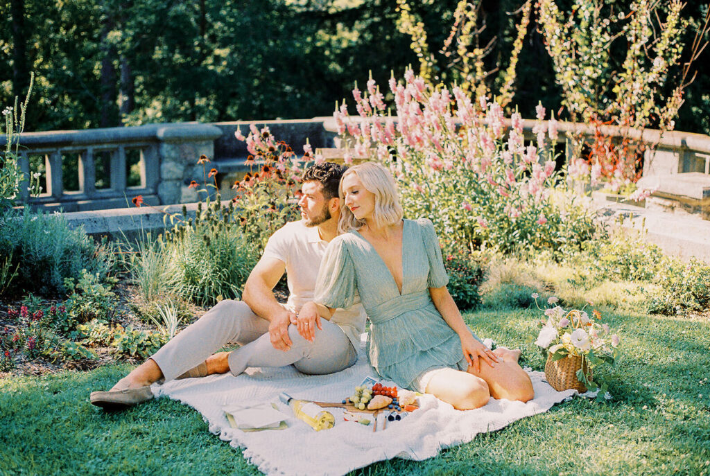 Romantic picnic couple at Cranbrook Gardens